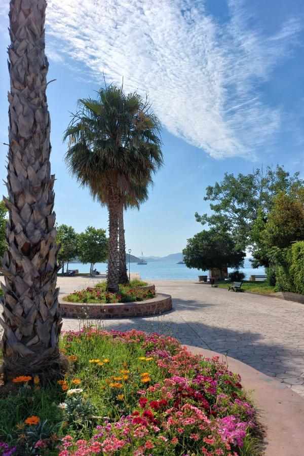 Naiads Nest - The Blue Wave Apartment Varkiza Bagian luar foto